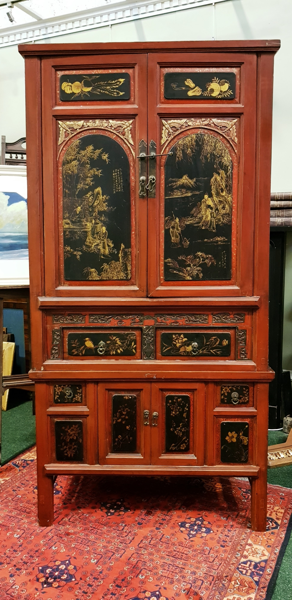 A VERY FINE ‘CHINOISERIE’ CHEST ON CHEST, two cabinet doors, over 2 drawers over lower base with 2