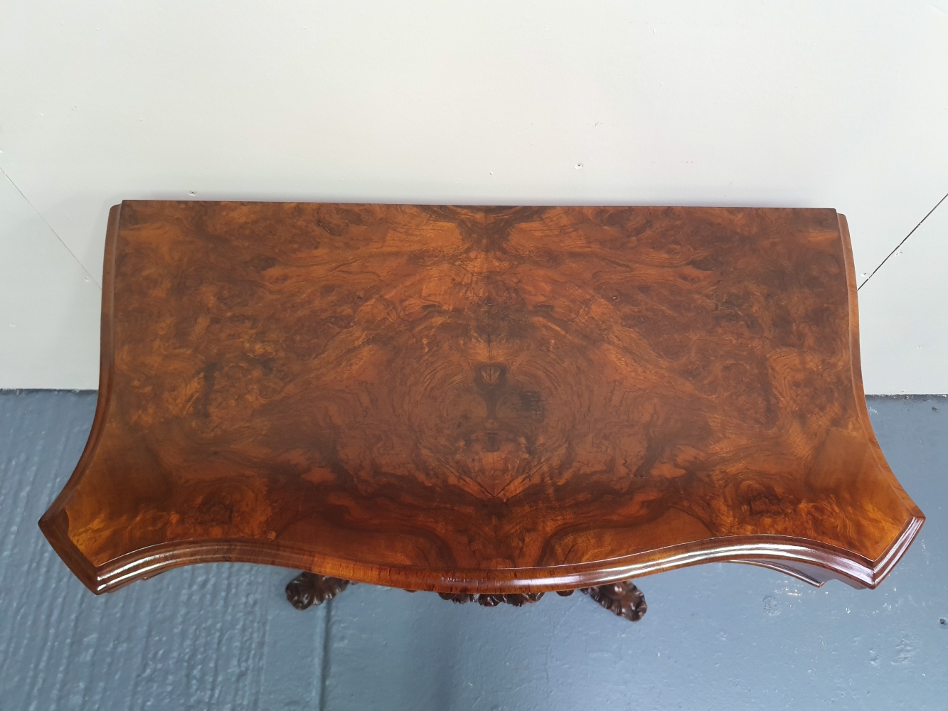 A VERY FINE BURR WALNUT 19TH CENTURY FOLD OVER CARD TABLE, with shaped top, raised on a carved - Image 3 of 4