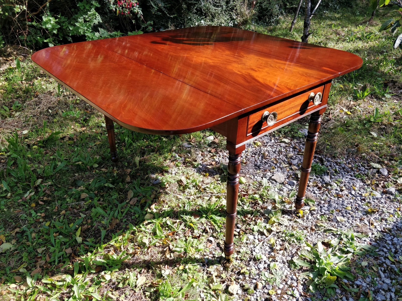 A VERY FINE REGENCY MAHOGANY PEMBROKE TABLE, circa 1820, with figured mahogany top having rounded - Image 6 of 6