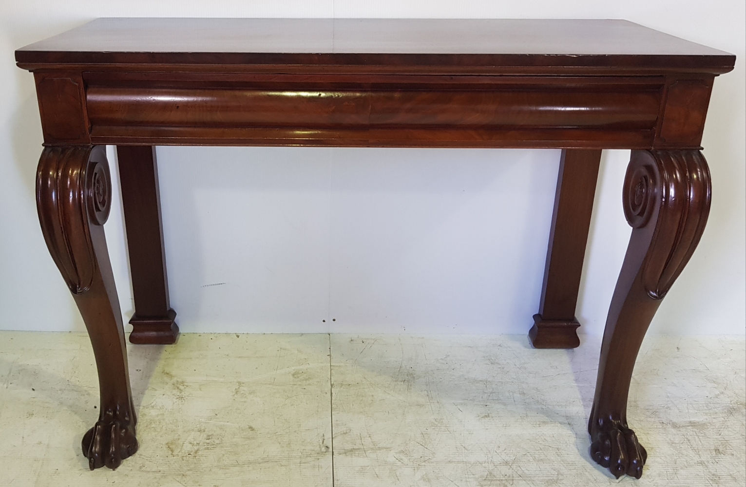 A GOOD QUALITY 19TH CENTURY IRISH PAW FOOT CONSOLE TABLE, with long single drawer and raised on