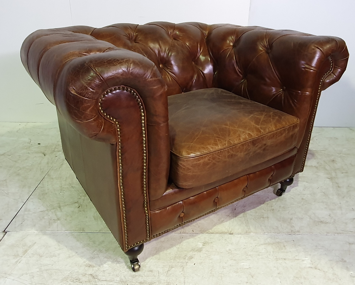 A GOOD QUALITY 20TH CENTURY PAIR OF LEATHER HIDE CHESTERFIELD ARMCHAIRS, with button back and roll - Image 3 of 4