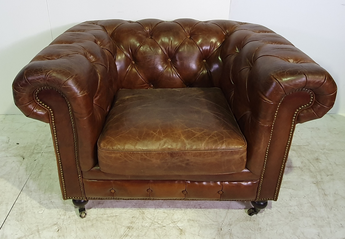 A GOOD QUALITY 20TH CENTURY PAIR OF LEATHER HIDE CHESTERFIELD ARMCHAIRS, with button back and roll - Image 2 of 4