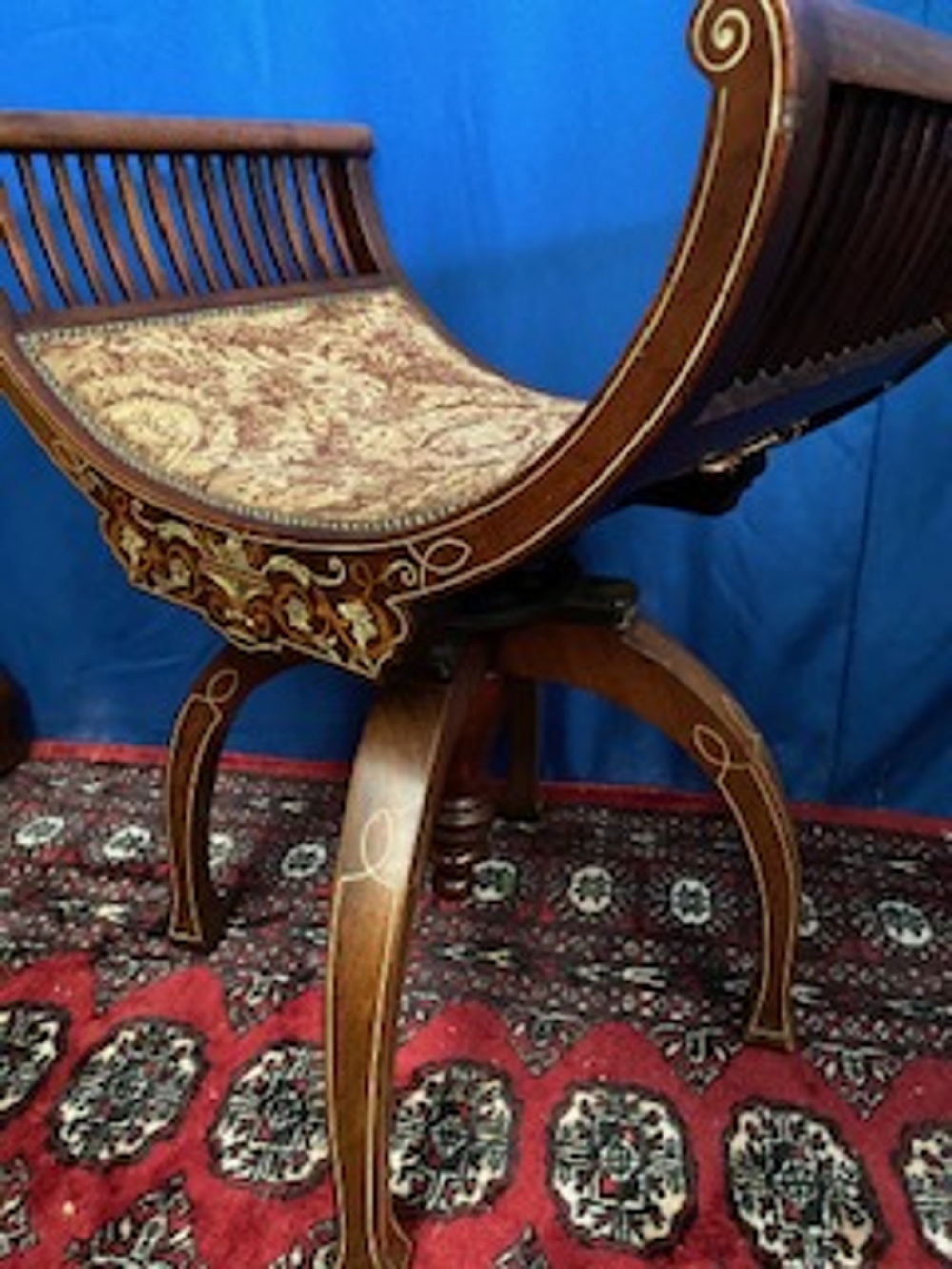 AN UNUSUAL EDWARDIAN MAHOGANY INLAID PIANO SEAT / SEAT, on a swivel mechanism, the concave curved - Image 3 of 3