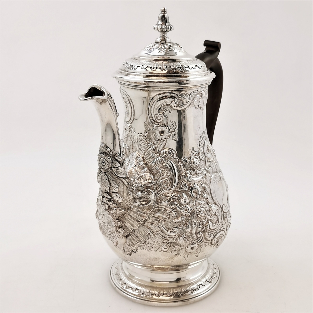 A VERY FINE EARLY 19TH CENTURY WILLIAM IV SILVER COFFEE POT, made by George Kingdom in 1824, the - Image 2 of 3