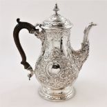 A VERY FINE EARLY 19TH CENTURY WILLIAM IV SILVER COFFEE POT, made by George Kingdom in 1824, the