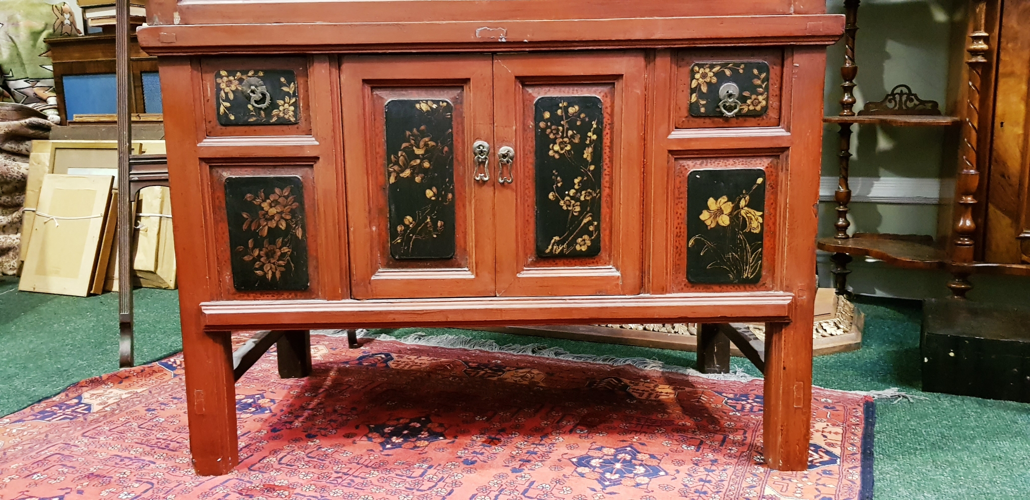 A VERY FINE ‘CHINOISERIE’ CHEST ON CHEST, two cabinet doors, over 2 drawers over lower base with 2 - Image 2 of 6