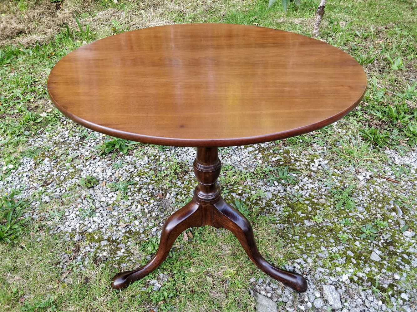 AN 18TH CENTURY GEORGIAN MAHOGANY TILT TOP TABLE, circa 1780, with circular top, raised on a - Image 3 of 4