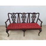 A TOP QUALITY 19TH CENTURY IRISH MAHOGANY HALL / WINDOW SETTEE, in mint condition, having open arms,