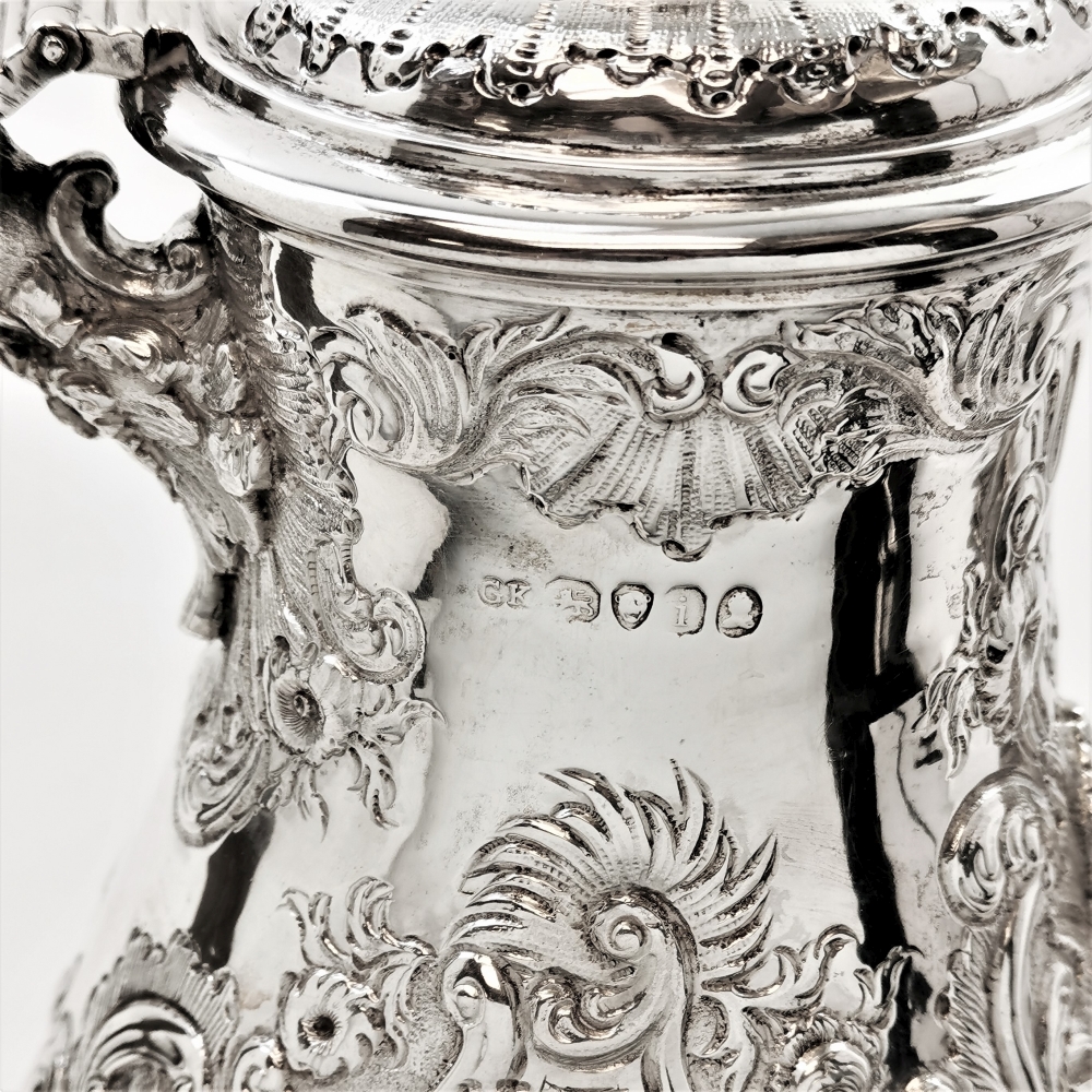 A VERY FINE EARLY 19TH CENTURY WILLIAM IV SILVER COFFEE POT, made by George Kingdom in 1824, the - Image 3 of 3