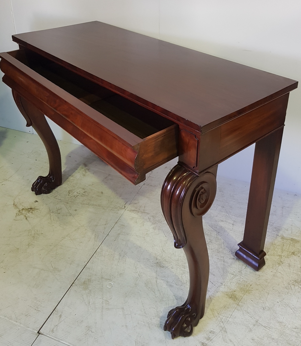 A GOOD QUALITY 19TH CENTURY IRISH PAW FOOT CONSOLE TABLE, with long single drawer and raised on - Image 3 of 4