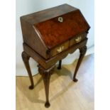 A NEATLY SIZED GOOD QUALITY 18TH CENTURY WALNUT SECRETAIRE, having a fall front top, which opens