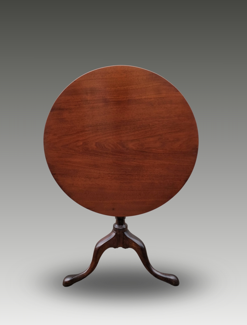 AN 18TH CENTURY GEORGIAN MAHOGANY TILT TOP TABLE, circa 1780, with circular top, raised on a