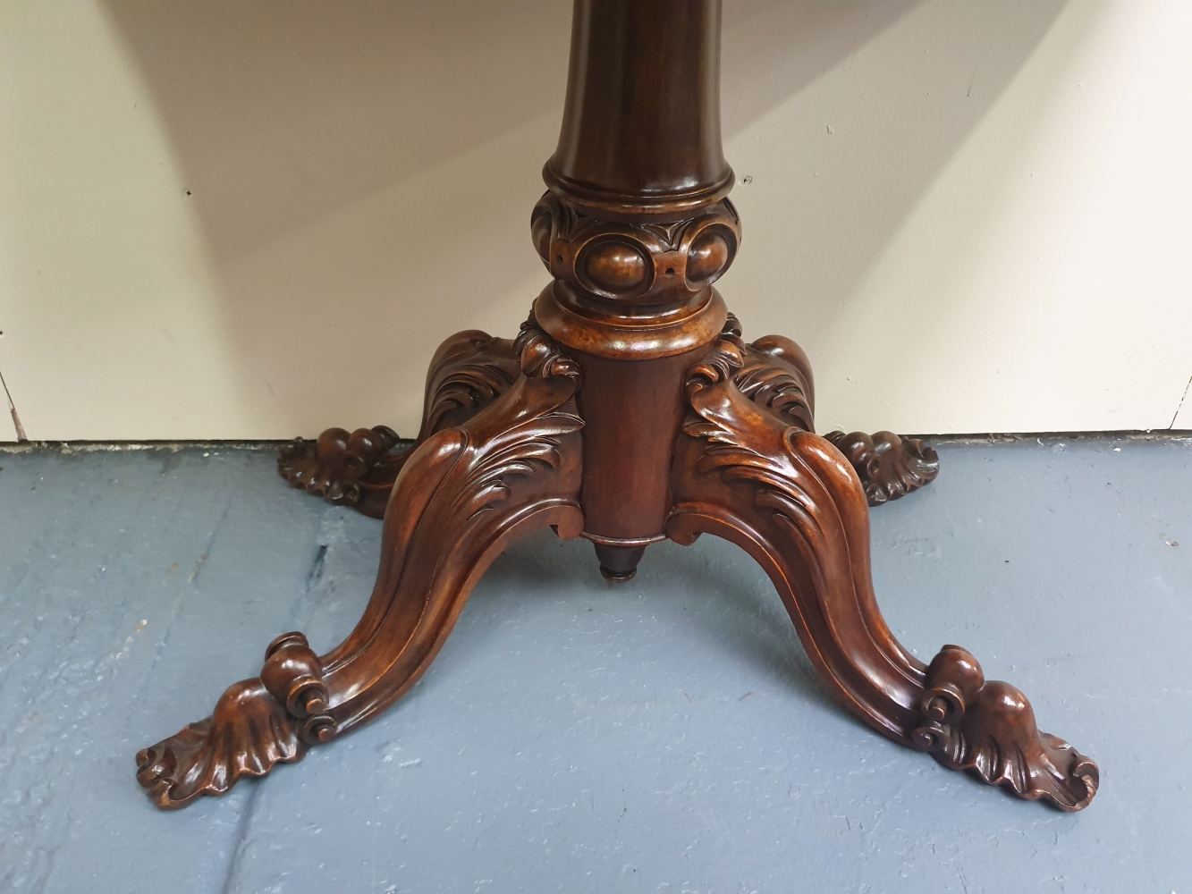 A VERY FINE BURR WALNUT 19TH CENTURY FOLD OVER CARD TABLE, with shaped top, raised on a carved - Image 2 of 4