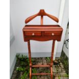 A CONTEMPORARY MAHOGANY CLOTHES TIDY / SUIT TIDY, 125cm tall approx
