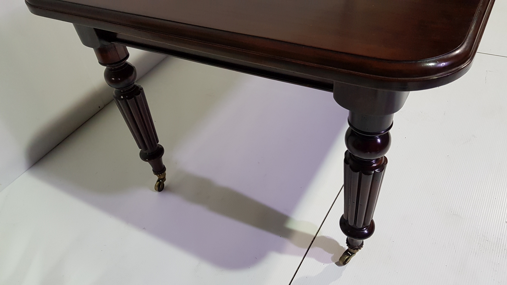 A GOOD QUALITY SINGLE LEAF 19TH CENTURY MAHOGANY DINING TABLE, in mint condition, with leaf, - Image 3 of 5