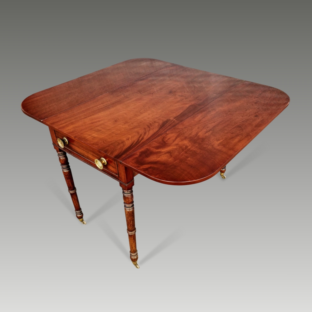 A VERY FINE REGENCY MAHOGANY PEMBROKE TABLE, circa 1820, with figured mahogany top having rounded