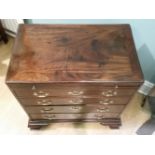 A NEATLY SIZED GEORGE III MAHOGANY CHEST, with a cross banded caddy moulded top over a baize lined