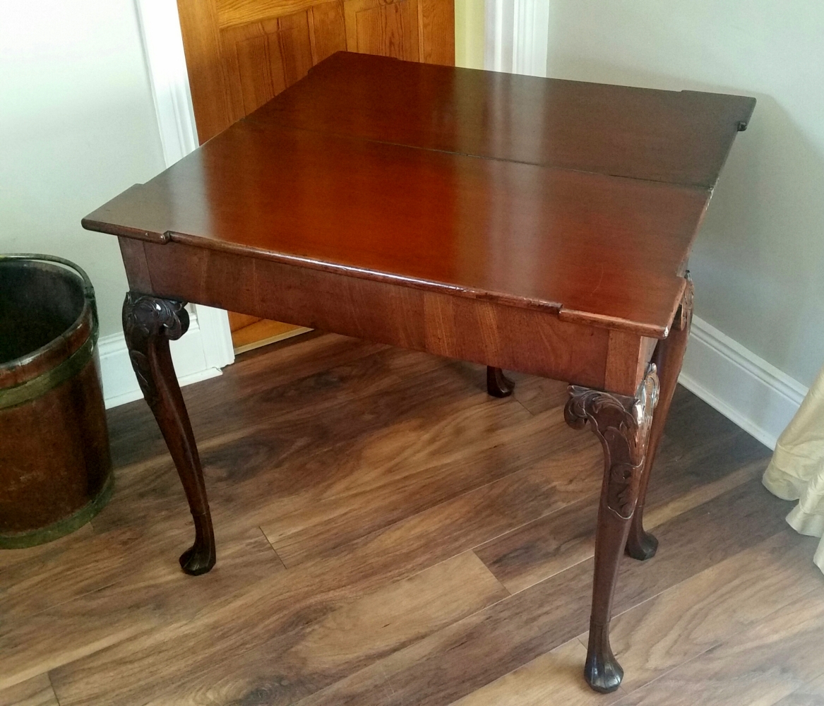 A FINE IRISH 18TH CENTURY MAHOGANY FOLD OVER TEA TABLE, the top with break front, opens to reveal - Image 2 of 4