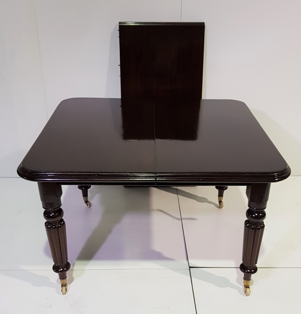 A GOOD QUALITY SINGLE LEAF 19TH CENTURY MAHOGANY DINING TABLE, in mint condition, with leaf,