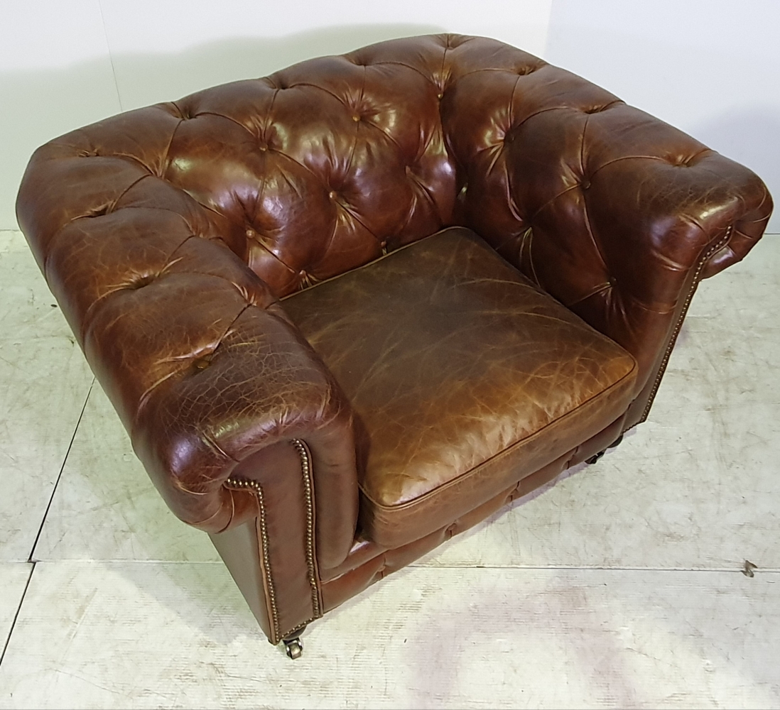 A GOOD QUALITY 20TH CENTURY PAIR OF LEATHER HIDE CHESTERFIELD ARMCHAIRS, with button back and roll - Image 4 of 4