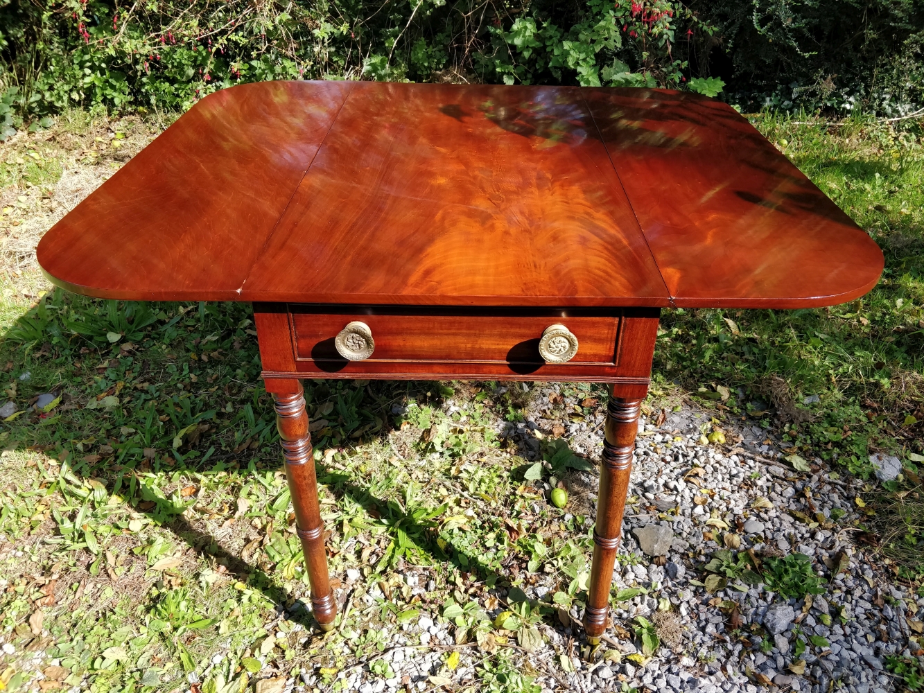 A VERY FINE REGENCY MAHOGANY PEMBROKE TABLE, circa 1820, with figured mahogany top having rounded - Image 4 of 6