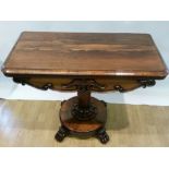 AN EARLY 19TH CENTURY WILLIAM IV ROSEWOOD FOLD OVER GAMES / CARD TABLE, the fold over top opens to