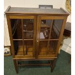 A GOOD QUALITY 2 DOOR GLAZED BOOK CASE / CABINET, with brass detail to the doors, shelved