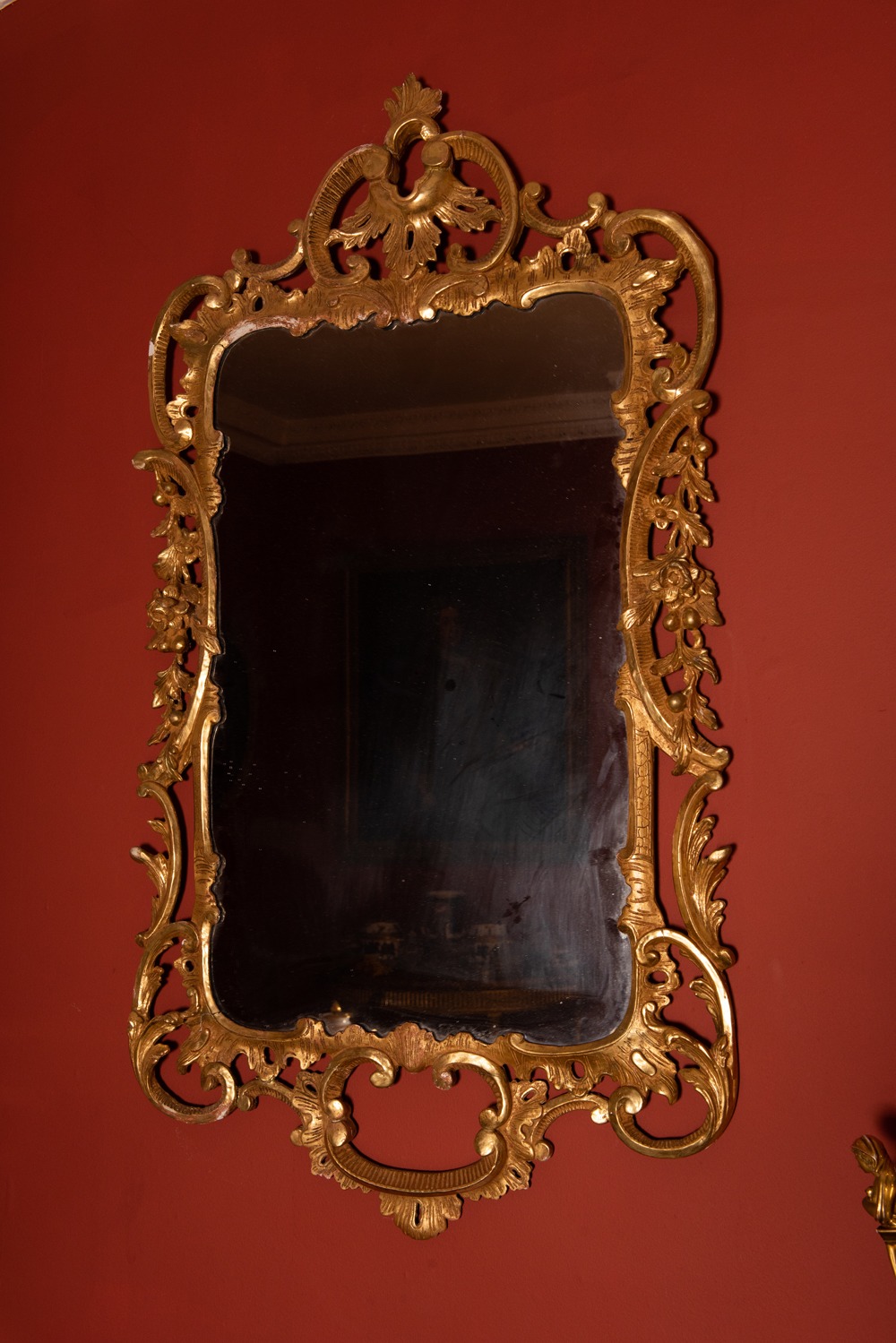 A FINE 18TH CENTURY GILTWOOD MIRROR IN CHIPPENDALE STYLE, with floral and sea scroll decoration,