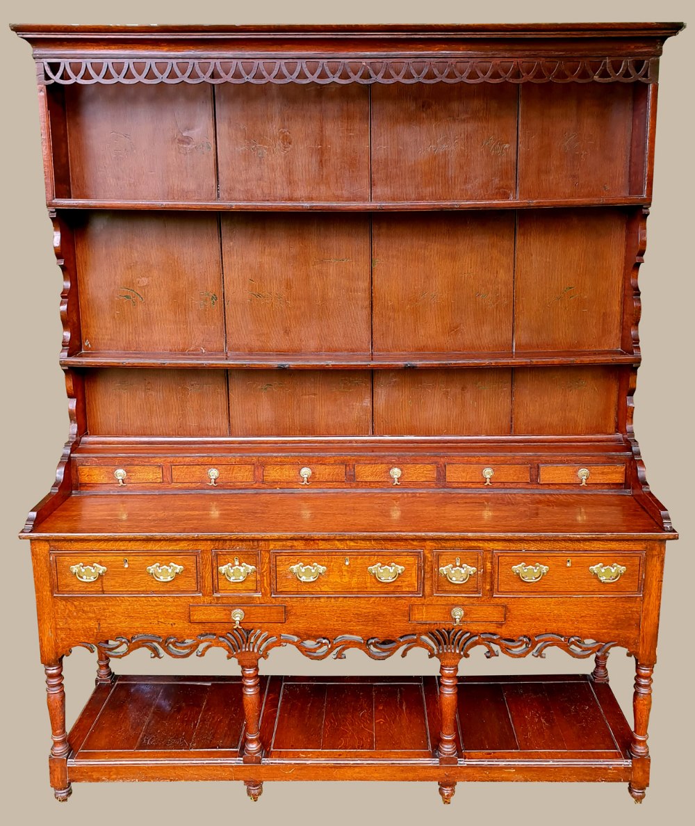 A VERY FINE GEORGIAN SOLID OAK WELSH DRESSER, with a panelled back gallery having two open