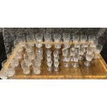A COLLECTION OF ENGRAVED AND CUT GLASSES TO INCLUDE 8 RED WINE GLASSES, 7 WHITE WINE GLASSES, 6