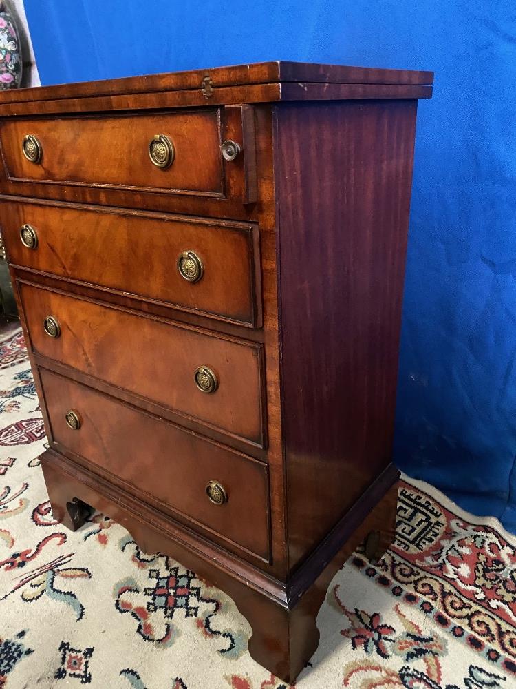A MAHOGANY ‘BATCHELOR’ CHEST, with fold out top, over a short drawer, over 3 further drawers, raised - Image 2 of 3