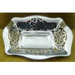 A GOOD QUALITY EARLY 20TH CENTURY SILVER BASKET / DISH, Sheffield, 1930, maker Edward Viner, with