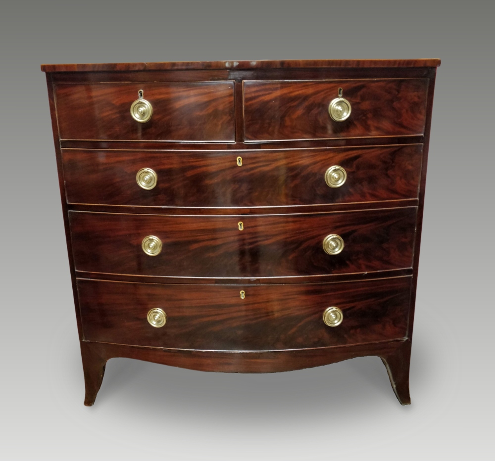 A VERY FINE GEORGIAN FIGURED MAHOGANY BOW FRONTED CHEST OF DRAWERS, circa 1800, with crossbanded and