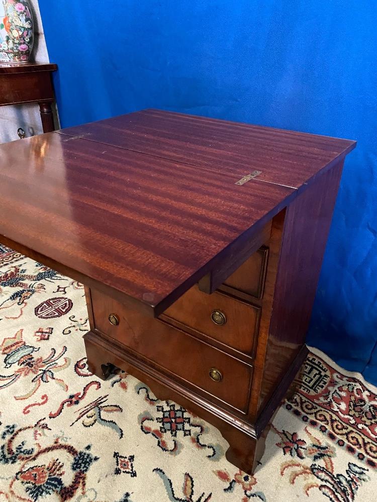 A MAHOGANY ‘BATCHELOR’ CHEST, with fold out top, over a short drawer, over 3 further drawers, raised - Image 3 of 3
