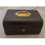 A GOOD QUALITY LEATHER BOUND JEWELLERY BOX, with hinged lid, a brass inset handle to the top and