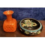A MIXED LOT TO INCLUDE AN ORIENTAL PAINTED BRASS BOWL, A CONTEMPORARY VASE with a relief design,
