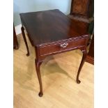 A VERY FINE IRISH 18TH CENTURY MAHOGANY SILVER TABLE, with a shaped and moulded top over deep frieze