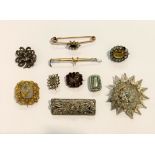 A MIXED JEWELLERY LOT TO INCLUDE A 9CT YELLOW GOLD FOX BAR BROOCHE, TWO MOURNING BROOCHES AND