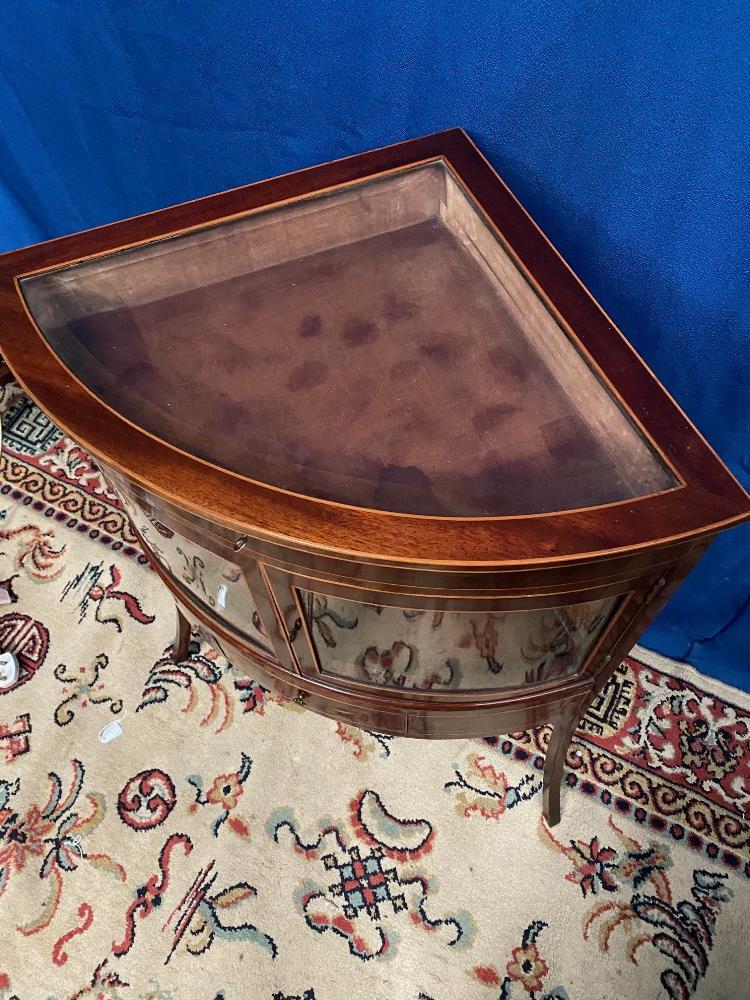 A VERY FINE WILLIAM IV MAHOGANY & SATINWOOD INLAID ‘CURIO’ / DISPLAY CORNER CABINET, with glazed - Image 5 of 5