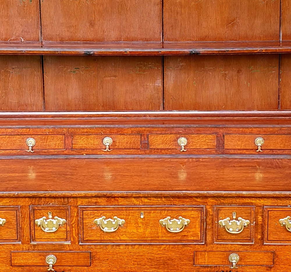A VERY FINE GEORGIAN SOLID OAK WELSH DRESSER, with a panelled back gallery having two open - Image 3 of 5