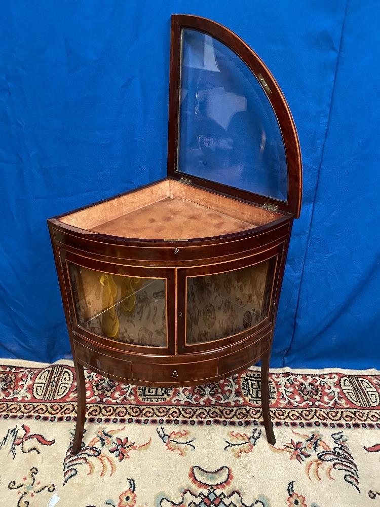 A VERY FINE WILLIAM IV MAHOGANY & SATINWOOD INLAID ‘CURIO’ / DISPLAY CORNER CABINET, with glazed - Image 3 of 5