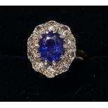 A STUNNING 18CT YELLOW GOLD VINTAGE SAPPHIRE & DIAMOND CLUSTER RING, the Ceylon sapphire is