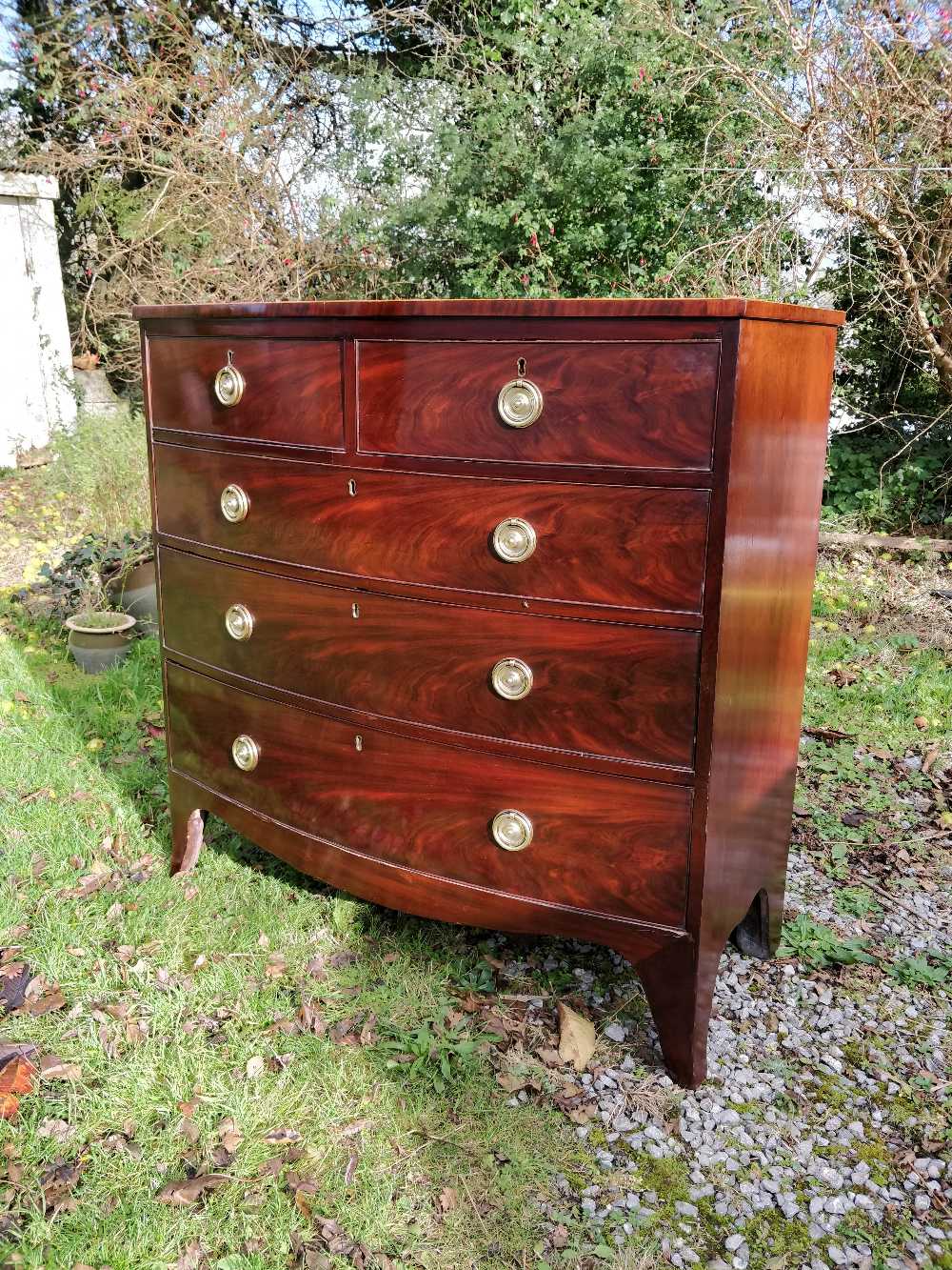 A VERY FINE GEORGIAN FIGURED MAHOGANY BOW FRONTED CHEST OF DRAWERS, circa 1800, with crossbanded and - Image 4 of 7