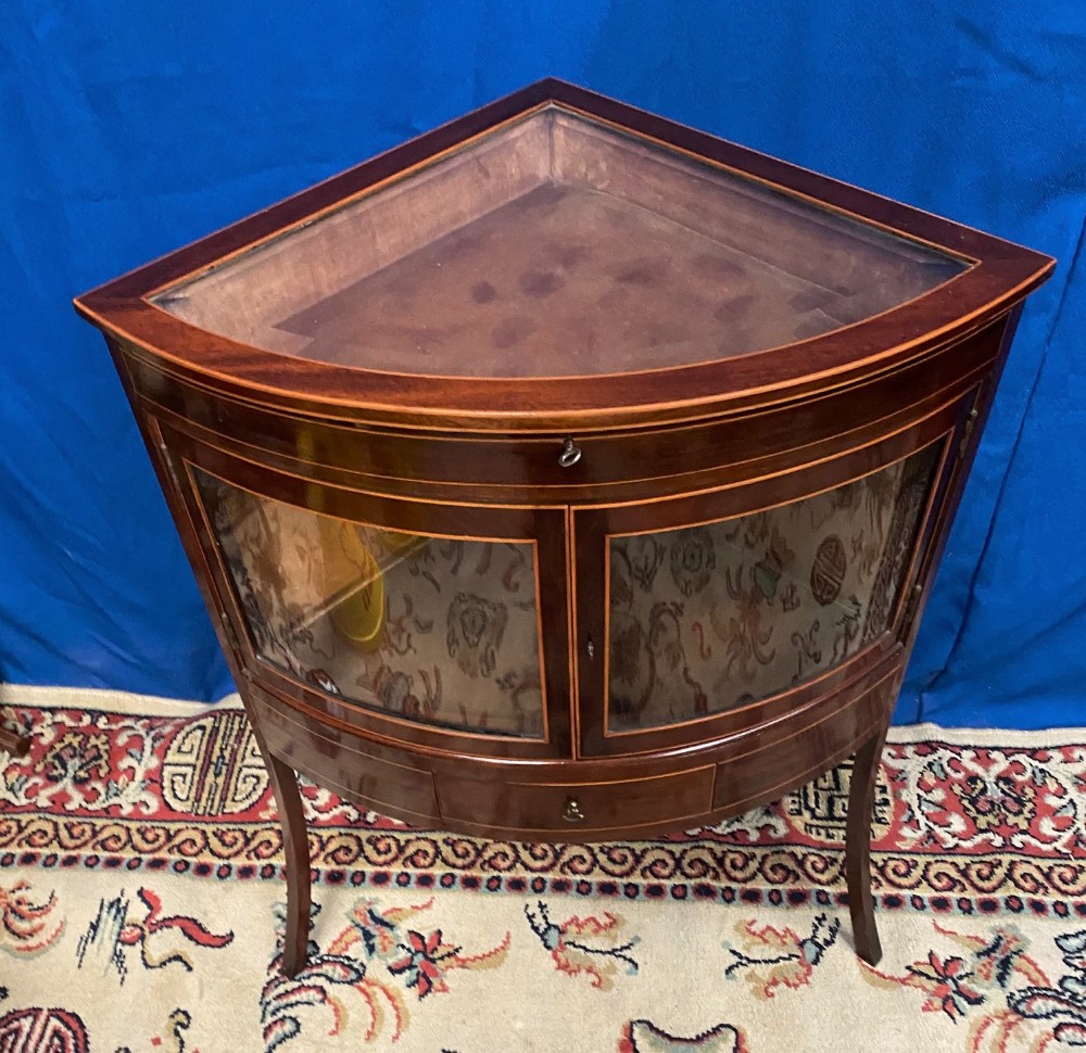 A VERY FINE WILLIAM IV MAHOGANY & SATINWOOD INLAID ‘CURIO’ / DISPLAY CORNER CABINET, with glazed - Image 2 of 5