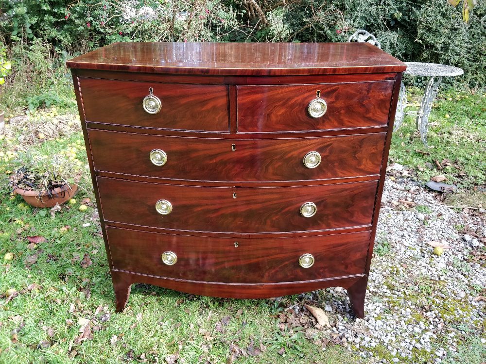 A VERY FINE GEORGIAN FIGURED MAHOGANY BOW FRONTED CHEST OF DRAWERS, circa 1800, with crossbanded and - Image 3 of 7