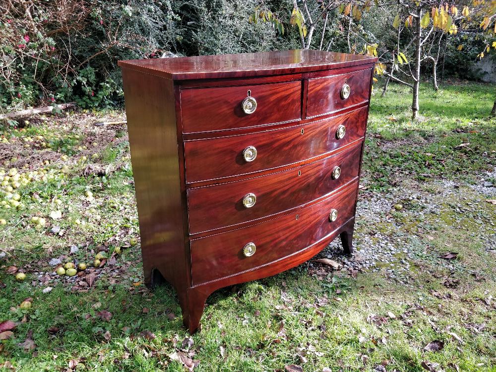 A VERY FINE GEORGIAN FIGURED MAHOGANY BOW FRONTED CHEST OF DRAWERS, circa 1800, with crossbanded and - Image 5 of 7