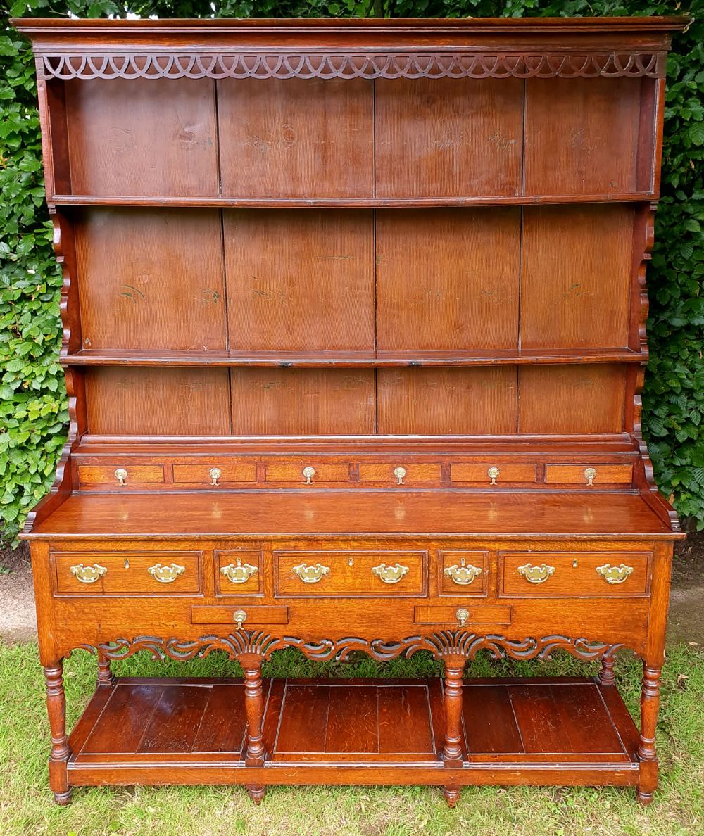 A VERY FINE GEORGIAN SOLID OAK WELSH DRESSER, with a panelled back gallery having two open - Image 5 of 5
