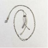 A GOOD QUALITY 9CT WHITE GOLD DIAMOND TWIST PENDANT NECKLACE, chain is 17 inches long