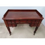 A GOOD QUALITY 19TH CENTURY GILLOW DESIGN MAHOGANY 5 DRAWER DESK / SERVING TABLE, with raised ¾