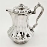 A VERY FINE EARLY 19TH CENTURY IRISH SILVER POT / LIDDED JUG, with fluted body, Dublin, maker's mark